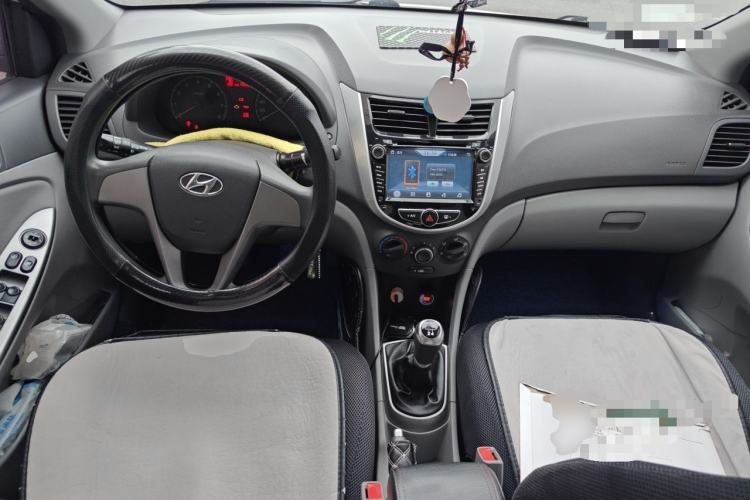 Used Hyundai Verna (older generation) 2014 1.4L Manual Smart GLS Trim Center Console