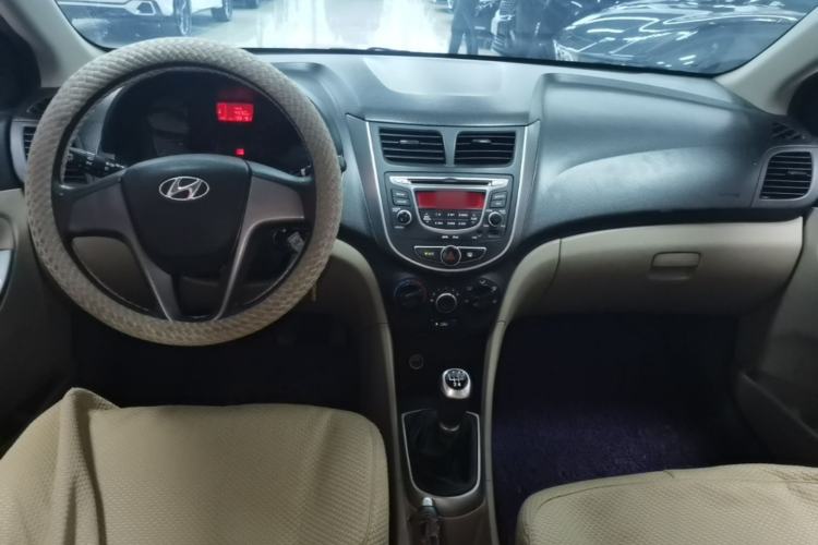 Used Hyundai Verna (older generation) 2014 1.4L Manual Smart GLS Trim Center Console