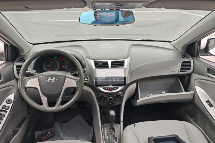 Used Hyundai Verna (older generation) 2014 1.4L Automatic Leading-Edge GLX Center Console