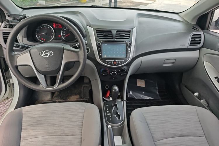 Used Hyundai Verna (older generation) 2014 1.4L Automatic Leading-Edge GLX Center Console