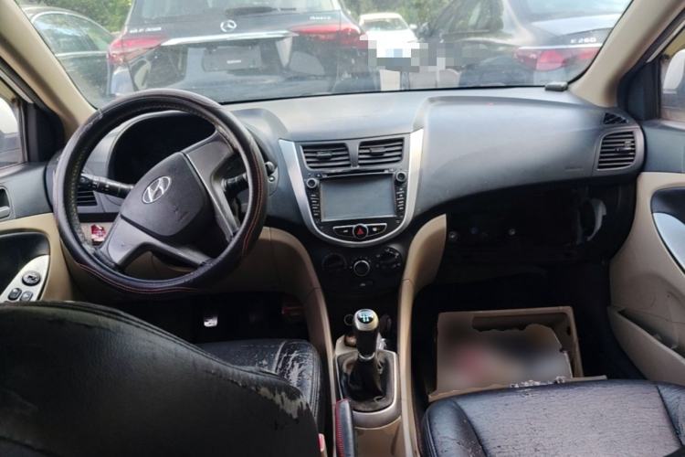 Used Hyundai Verna (older generation) 2014 1.4L Manual Smart GLS Trim Center Console