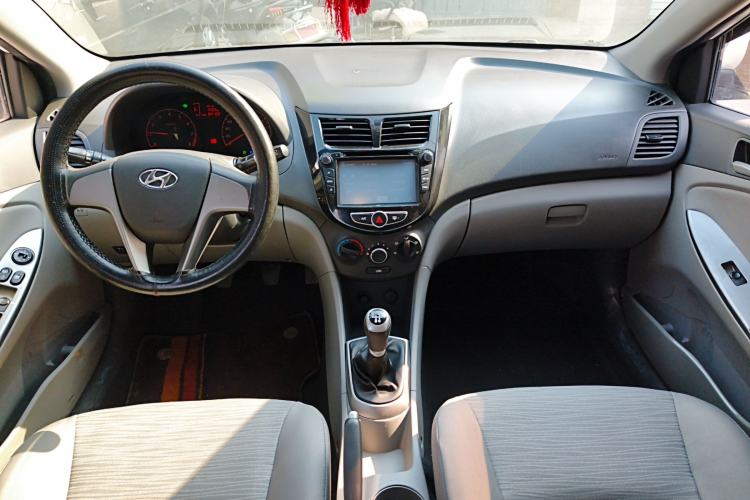 Used Hyundai Verna (older generation) 2014 1.4L Manual Smart GLS Trim Center Console