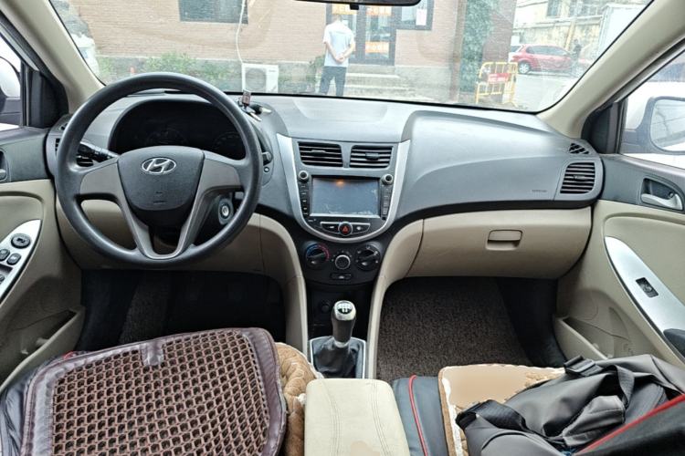 Used Hyundai Verna (older generation) 2014 1.4L Manual Smart GLS Trim Center Console