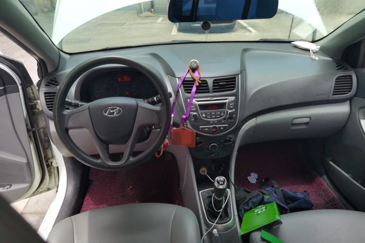 Used Hyundai Verna (older generation) 2014 1.4L Manual Smart GLS Trim Center Console