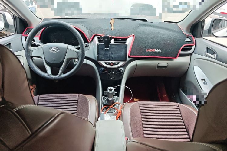 Used Hyundai Verna (older generation) 2014 1.4L Manual Smart GLS Trim Center Console