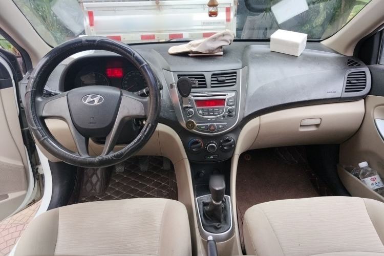 Used Hyundai Verna (older generation) 2014 1.4L Manual Smart GLS Trim Center Console
