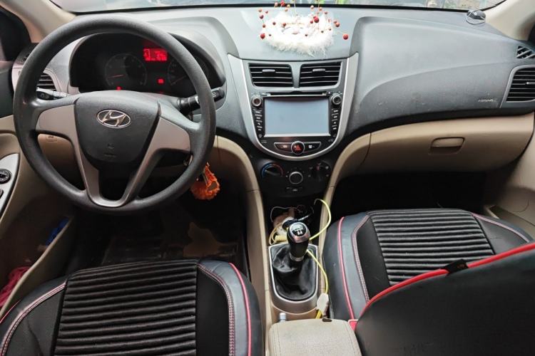 Used Hyundai Verna (older generation) 2014 1.4L Manual Smart GLS Trim Center Console