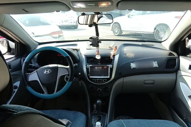 Used Hyundai Verna (older generation) 2014 1.4L Automatic Smart GLS Center Console