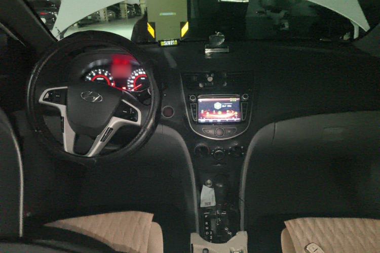 Used Hyundai Verna (older generation) 2014 1.4L Automatic Leading-Edge GLX Center Console