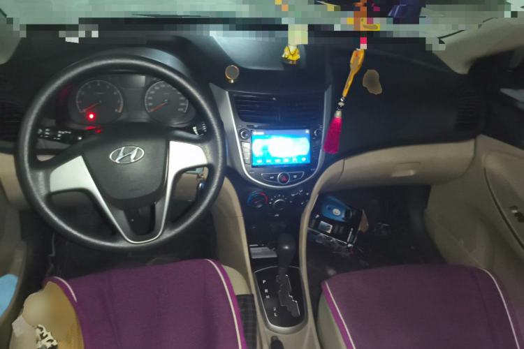 Used Hyundai Verna (older generation) 2014 1.4L Automatic Smart GLS Center Console