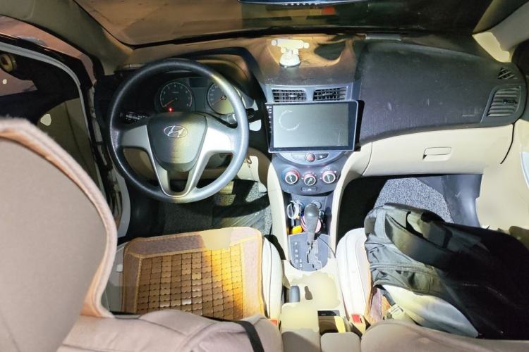 Used Hyundai Verna (older generation) 2014 1.4L Automatic Smart GLS Center Console