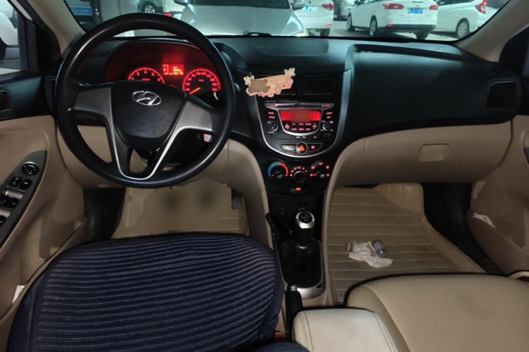 Used Hyundai Verna (older generation) 2014 1.4L Manual Smart GLS Trim Center Console