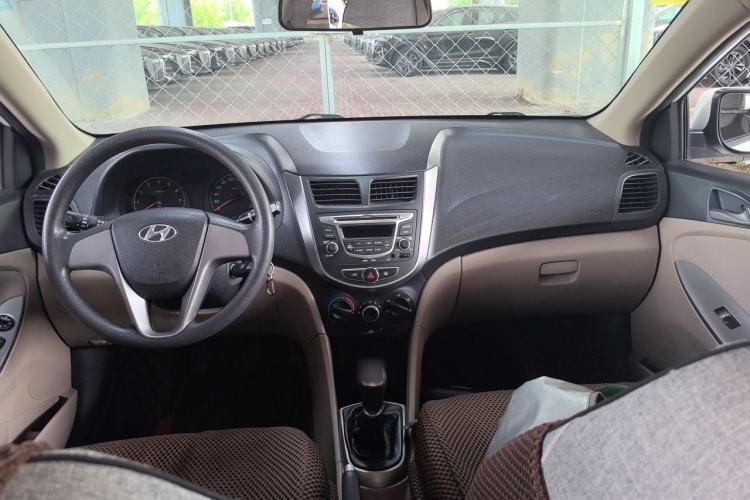 Used Hyundai Verna (older generation) 2014 1.4L Manual Smart GLS Trim Center Console