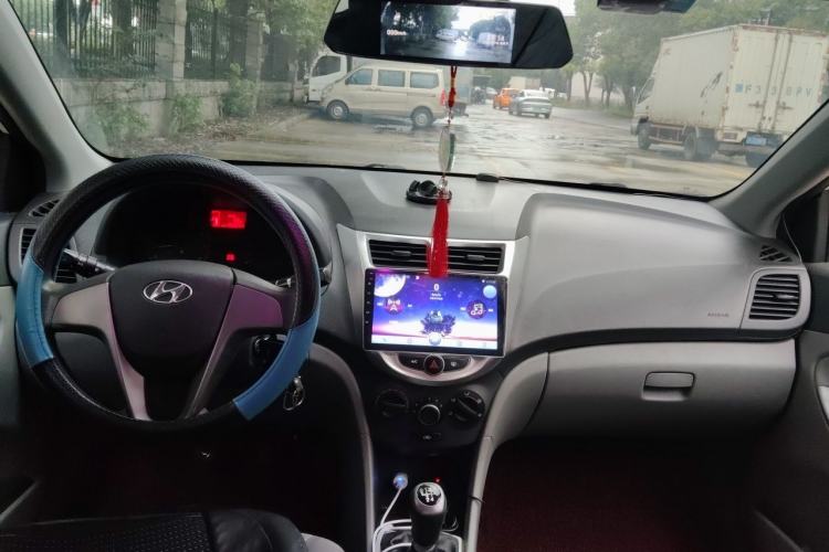 Used Hyundai Verna (older generation) 2014 1.4L Manual Smart GLS Trim Center Console