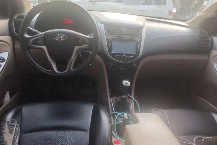 Used Hyundai Verna (older generation) 2014 1.4L Manual Smart GLS Trim Center Console