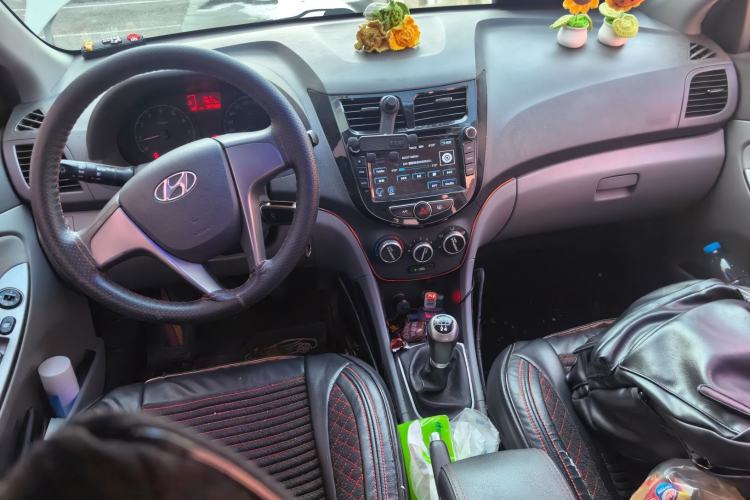Used Hyundai Verna (older generation) 2014 1.4L Manual Smart GLS Trim Center Console
