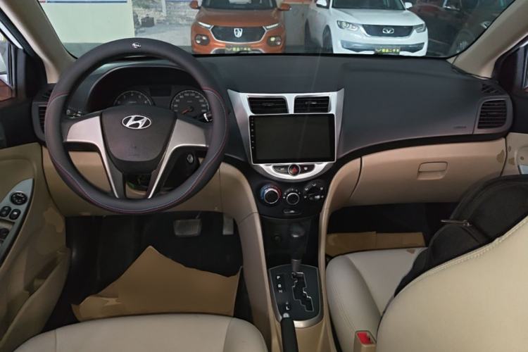 Used Hyundai Verna (older generation) 2014 1.4L Automatic Smart GLS Center Console