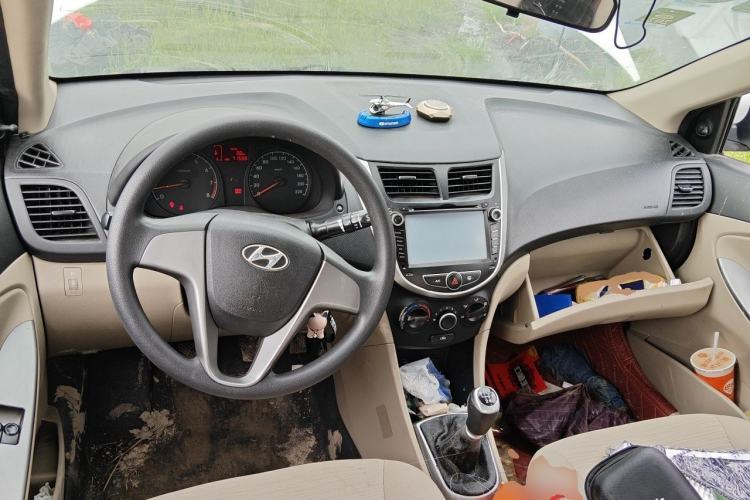 Used Hyundai Verna (older generation) 2014 1.4L Manual Fashion GS Model Center Console
