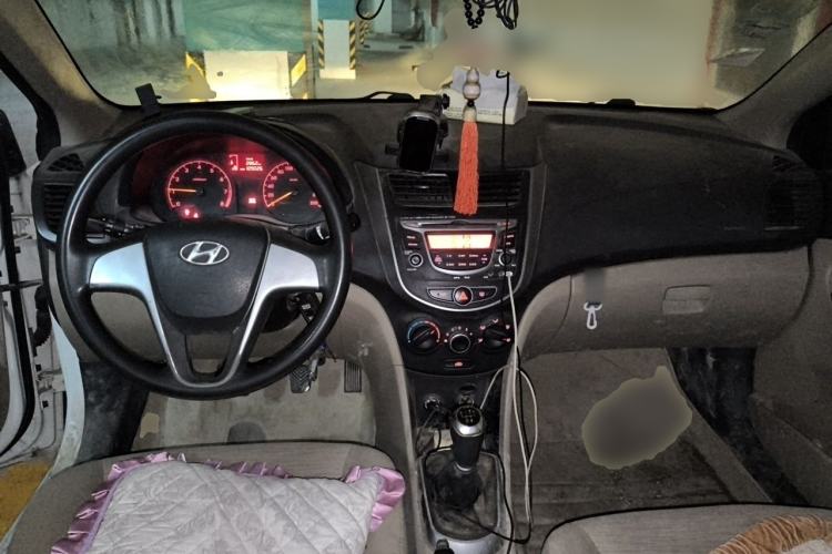 Used Hyundai Verna (older generation) 2014 1.4L Manual Smart GLS Trim Center Console