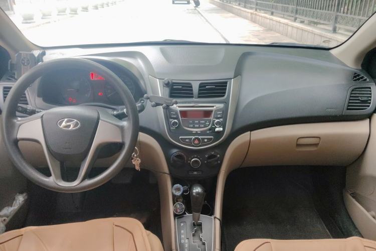 Used Hyundai Verna (older generation) 2014 1.4L Automatic Smart GLS Center Console