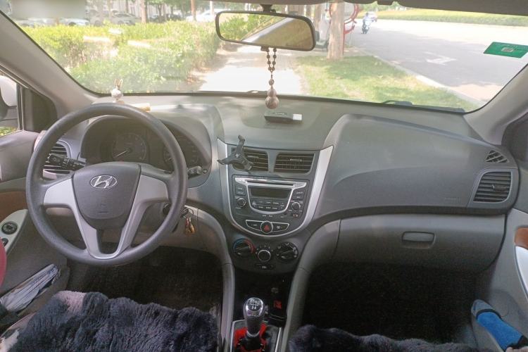 Used Hyundai Verna (older generation) 2014 1.4L Manual Smart GLS Trim Center Console