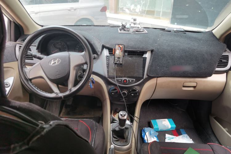 Used Hyundai Verna (older generation) 2014 1.4L Manual Smart GLS Trim Center Console