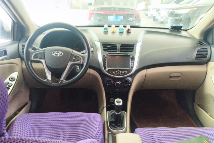 Used Hyundai Verna (older generation) 2014 1.4L Manual Smart GLS Trim Center Console