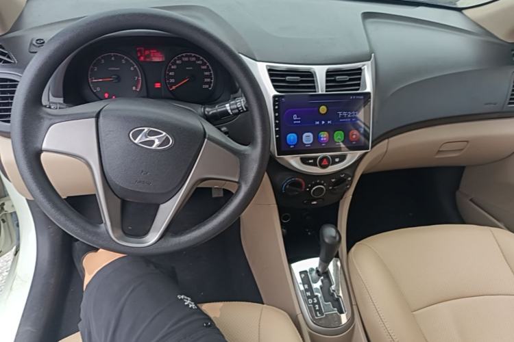 Used Hyundai Verna (older generation) 2014 1.4L Automatic Smart GLS Center Console