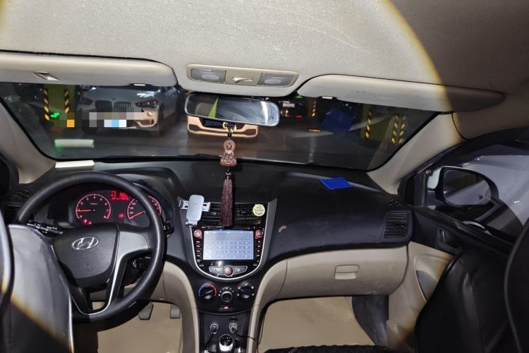 Used Hyundai Verna (older generation) 2014 1.4L Manual Smart GLS Trim Center Console