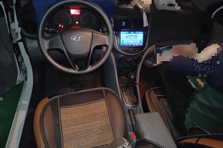 Used Hyundai Verna (older generation) 2014 1.4L Automatic Smart GLS Center Console