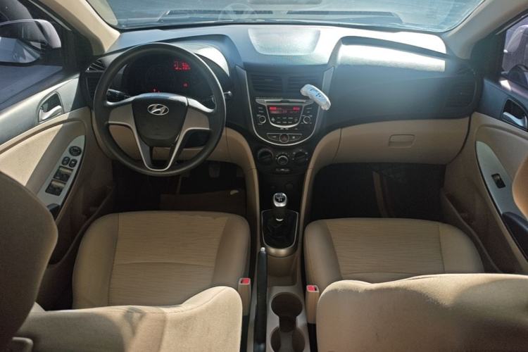 Used Hyundai Verna (older generation) 2014 1.4L Manual Smart GLS Trim Center Console