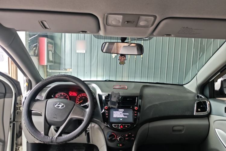 Used Hyundai Verna (older generation) 2014 1.4L Automatic Smart GLS Center Console