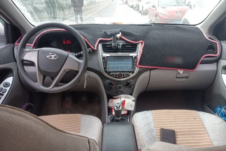 Used Hyundai Verna (older generation) 2014 1.4L Manual Smart GLS Trim Center Console