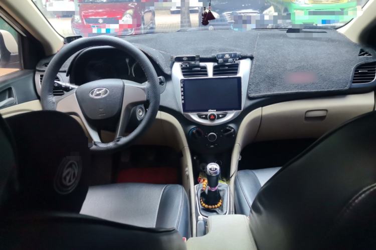 Used Hyundai Verna (older generation) 2014 1.4L Manual Smart GLS Trim Center Console