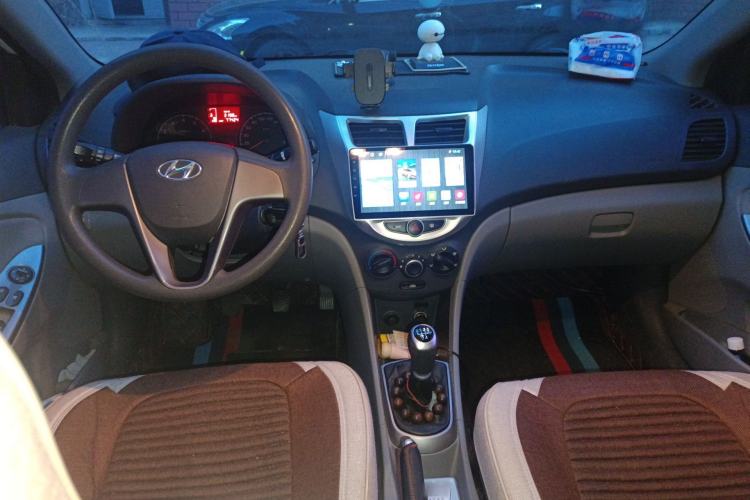 Used Hyundai Verna (older generation) 2014 1.4L Manual Smart GLS Trim Center Console