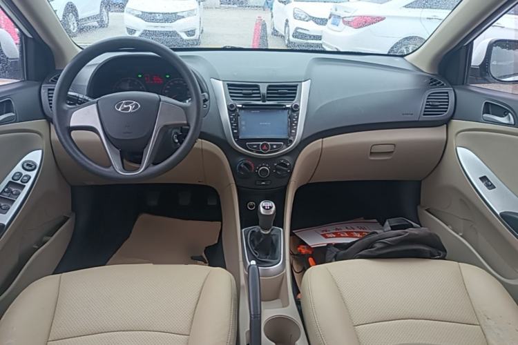 Used Hyundai Verna (older generation) 2014 1.4L Manual Smart GLS Trim Center Console