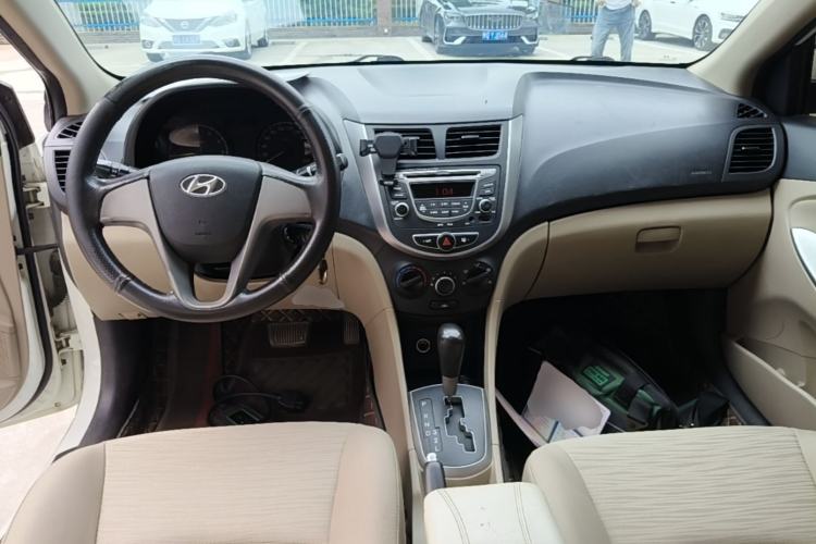 Used Hyundai Verna (older generation) 2014 1.4L Automatic Smart GLS Center Console