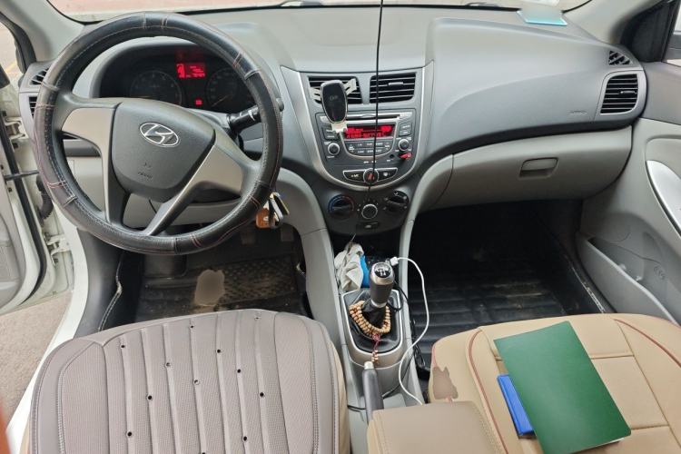 Used Hyundai Verna (older generation) 2014 1.4L Manual Smart GLS Trim Center Console