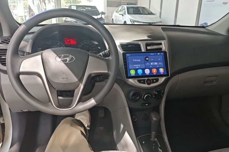 Used Hyundai Verna (older generation) 2014 1.4L Automatic Smart GLS Center Console