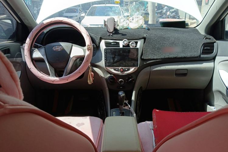 Used Hyundai Verna (older generation) 2014 1.4L Automatic Fashion GS Model Center Console