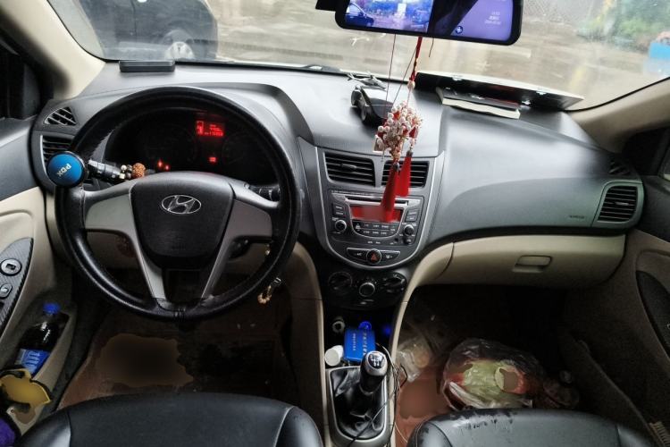 Used Hyundai Verna (older generation) 2014 1.4L Manual Smart GLS Trim Center Console