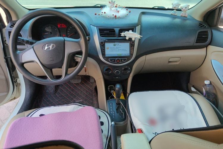 Used Hyundai Verna (older generation) 2014 1.4L Automatic Smart GLS Center Console