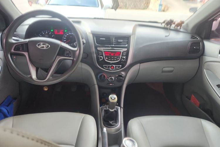 Used Hyundai Verna (older generation) 2014 1.4L Manual Top-Tier Model TOP Center Console