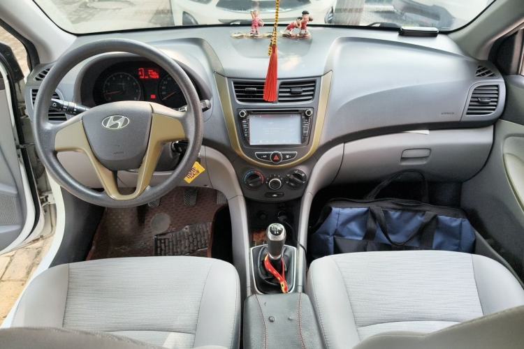 Used Hyundai Verna (older generation) 2014 1.4L Manual Smart GLS Trim Center Console