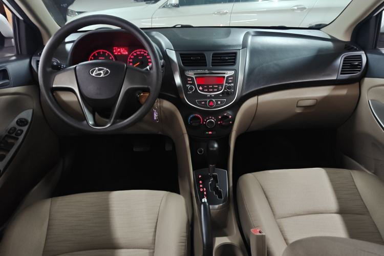 Used Hyundai Verna (older generation) 2014 1.4L Automatic Smart GLS Center Console