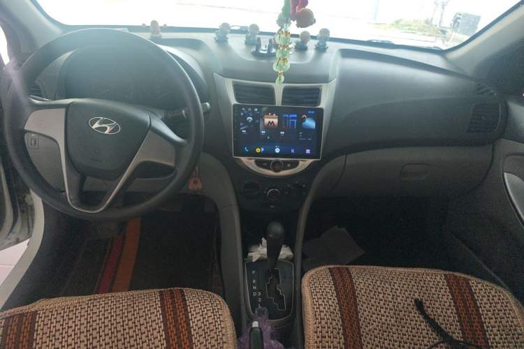 Used Hyundai Verna (older generation) 2014 1.4L Automatic Smart GLS Center Console