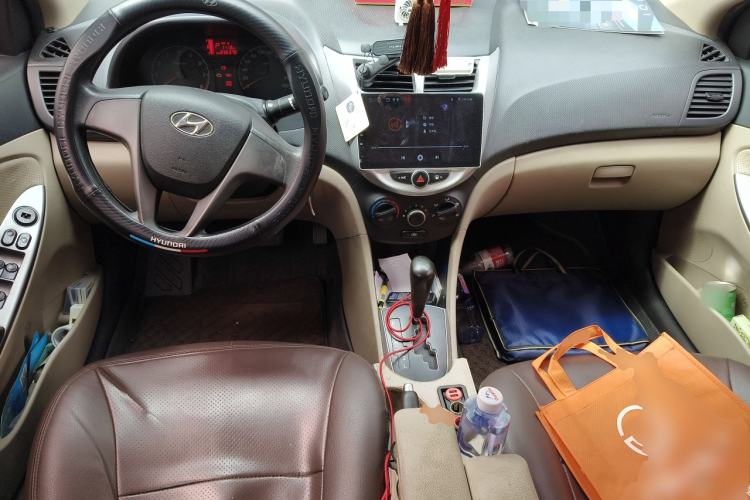 Used Hyundai Verna (older generation) 2014 1.4L Automatic Smart GLS Center Console