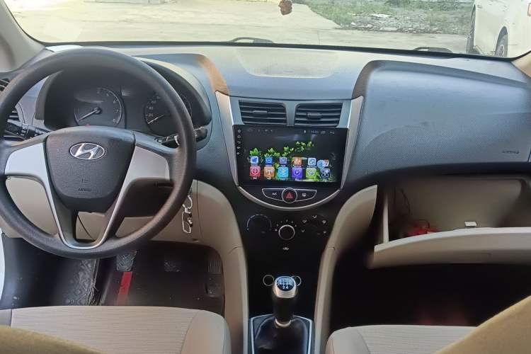 Used Hyundai Verna (older generation) 2014 1.4L Manual Smart GLS Trim Center Console