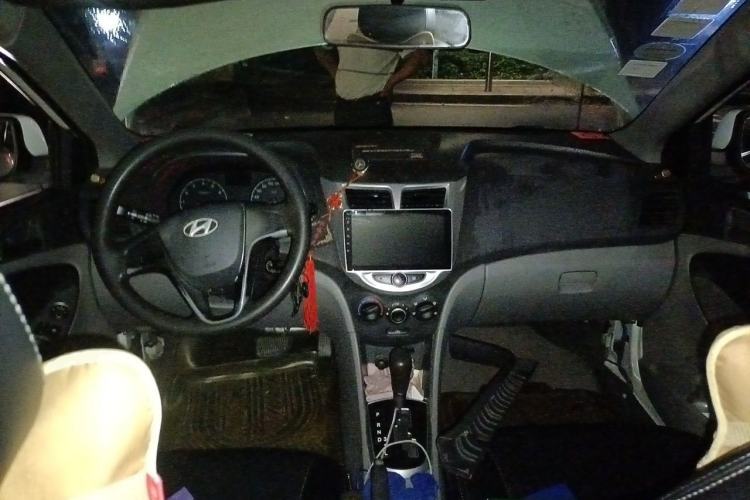 Used Hyundai Verna (older generation) 2014 1.4L Automatic Fashion GS Model Center Console