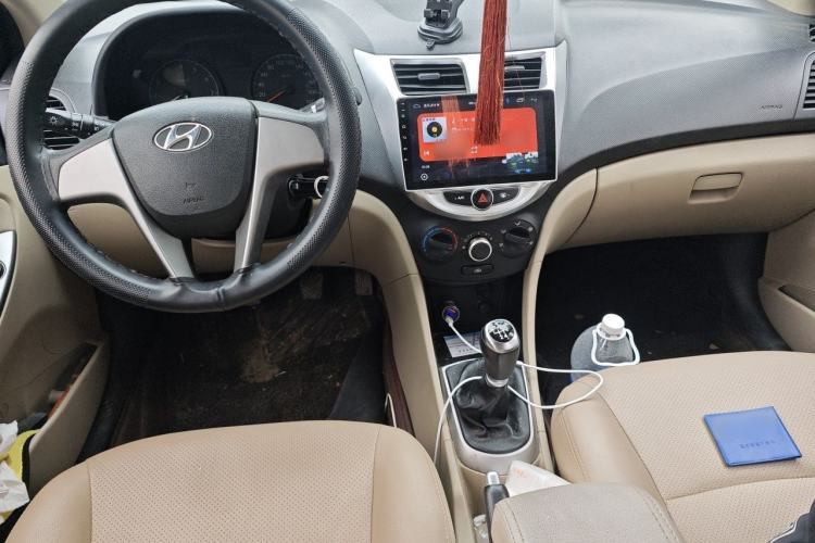 Used Hyundai Verna (older generation) 2014 1.4L Manual Smart GLS Trim Center Console